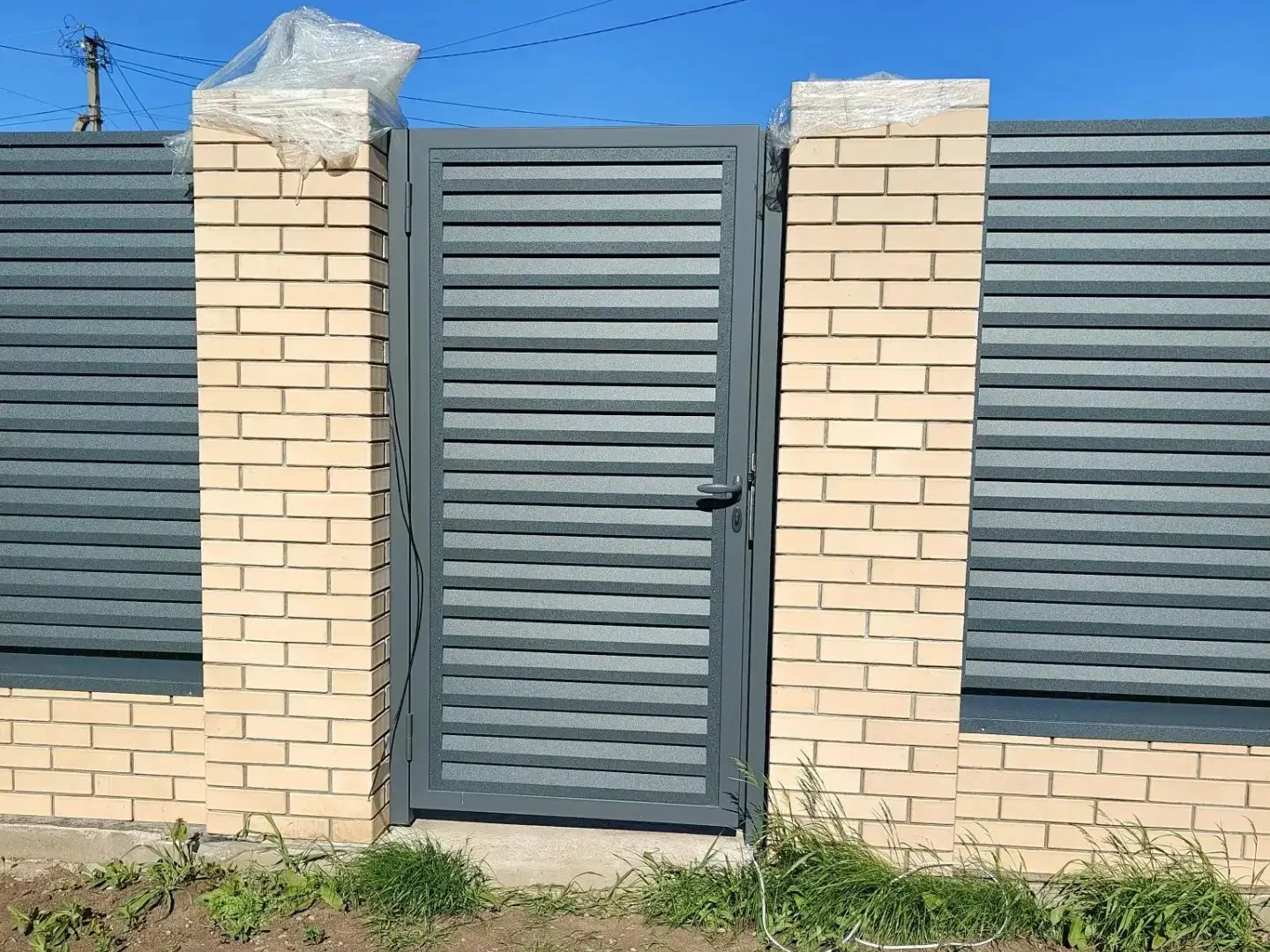 Забор-жалюзи из ламелей Реснички 16м RAL7024 Серый Графит Стальной Бархат фото 2 в Уфе